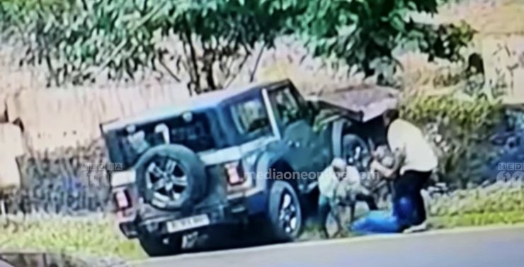 Mahindra Thar driver loses control crashes into biker: Woman pedestrian narrowly escapes [Video]