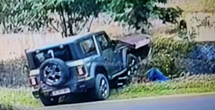 Mahindra Thar driver loses control crashes into biker: Woman pedestrian narrowly escapes [Video]