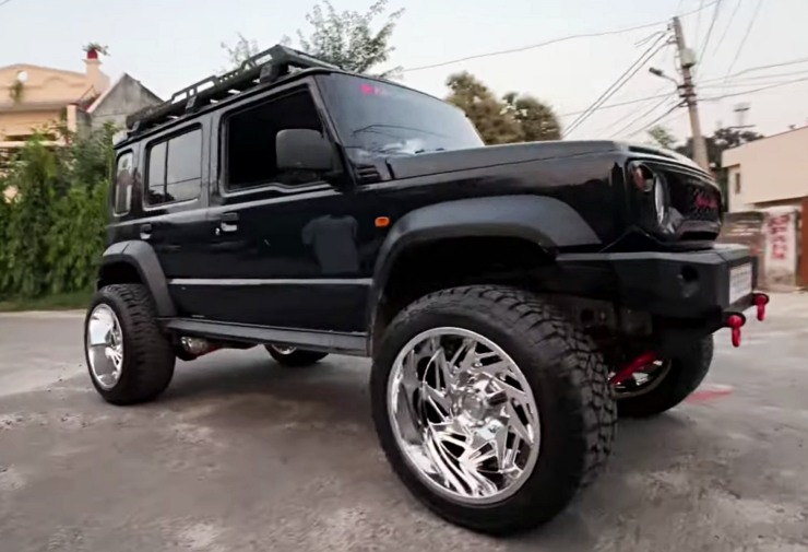 Lifted Maruti Suzuki Jimny modified with massive chrome alloy wheels [Video]