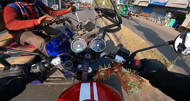 Royal Enfield Continental GT650 crashes with an E-rickshaw: Who’s at fault? [Video]