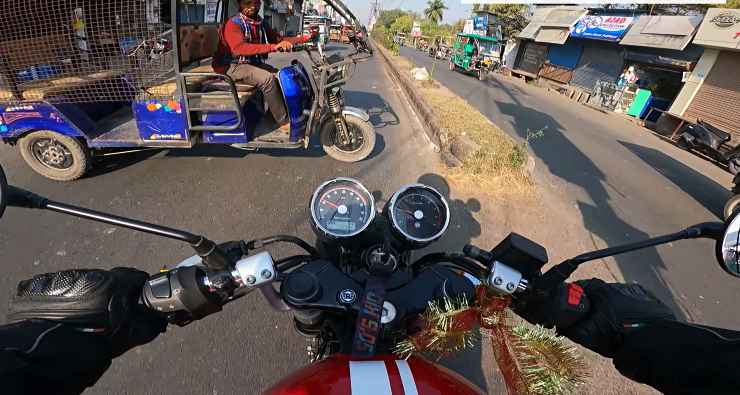 Royal Enfield Continental GT650 crashes with an E-rickshaw: Who’s at fault? [Video]