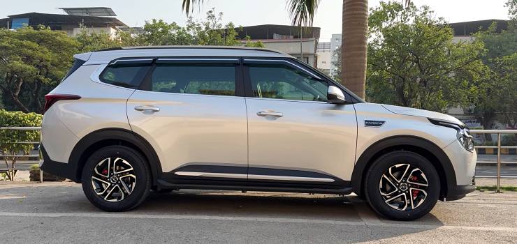 Kia Carens MPV converted from base premium to top luxury line variant [Video]