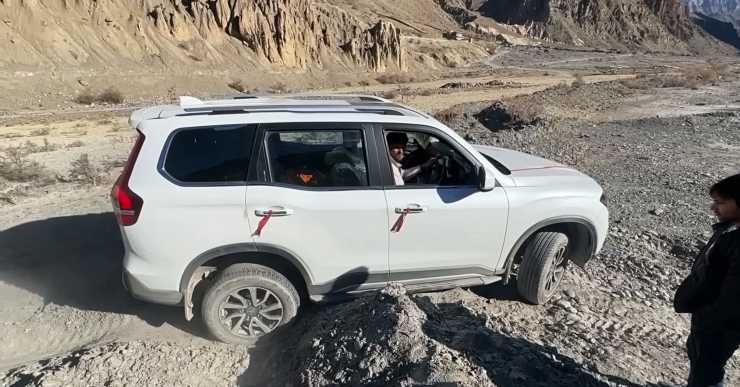 Rear wheel drive Mahindra Scorpio-N gets stuck in Spiti: Thar 4X4 to ...