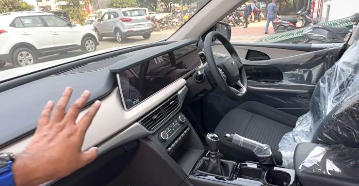 Mahindra XUV700 AX3 interior