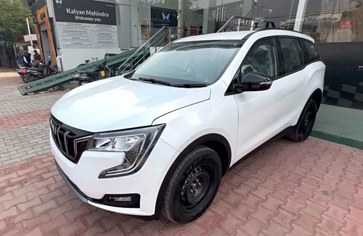 Mahindra XUV700 AX3 side