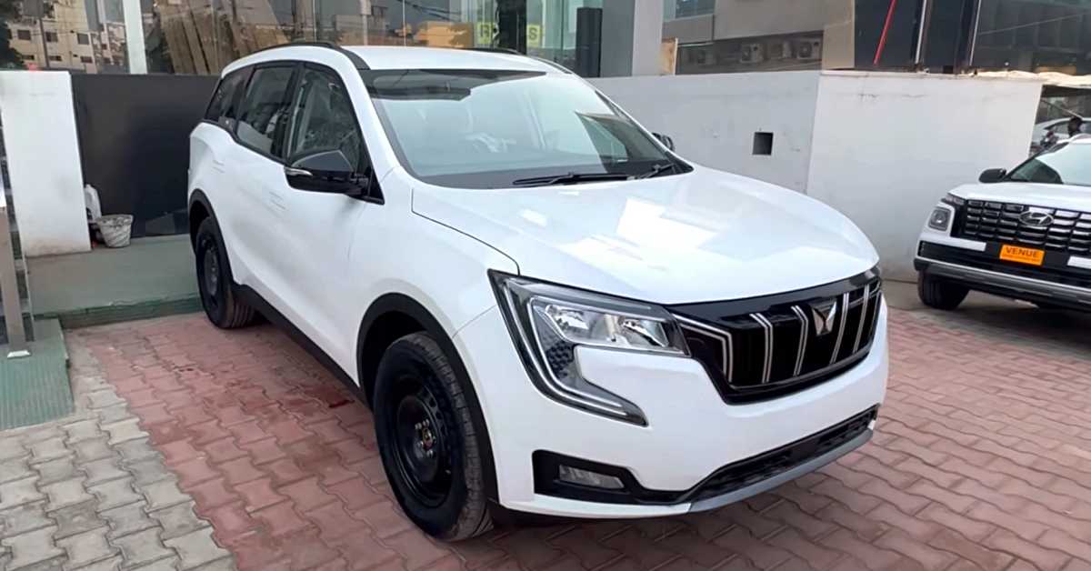 Mahindra XUV700 AX3 variant