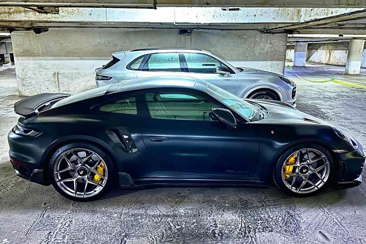 Sachin Tendulkar’s Porsche 911 Turbo S and Cayenne Turbo spotted in an underground parking