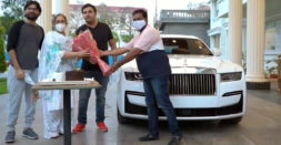 Multimillionaire's Rolls Royce Ghost getting home delivered in Hyderabad, India [Video]