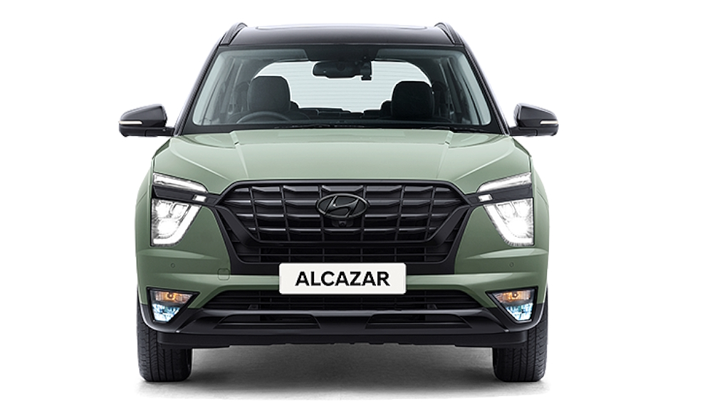 Mahindra XUV700 2024 vs Hyundai Alcazar: Comparing Their Variants Priced Rs 20-22 Lakh for Family-focused Car Buyers