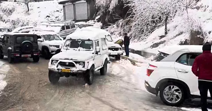 Maruti Suzuki Jimny Rescues Toyota Fortuner And A Truck Stuck In Snow ...