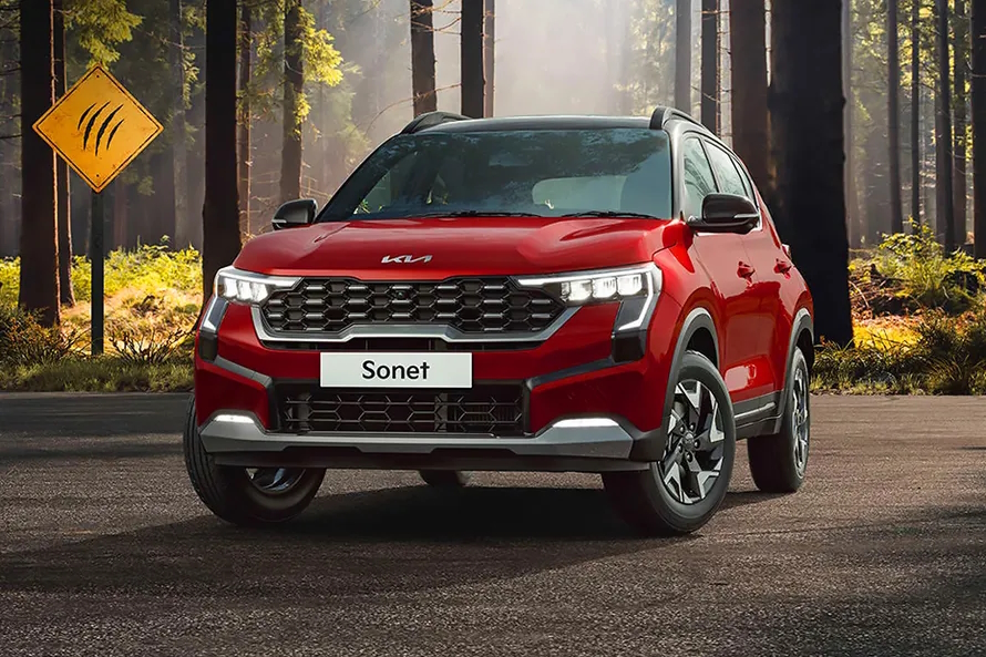 Kia Sonet 2024 vs Mahindra XUV300 for First-Time Car Buyers: Comparing Their Variants Priced Rs 8-10 Lakh
