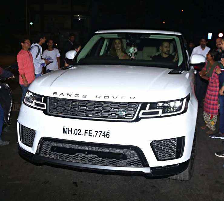 Disha Patani Range Rover Sport