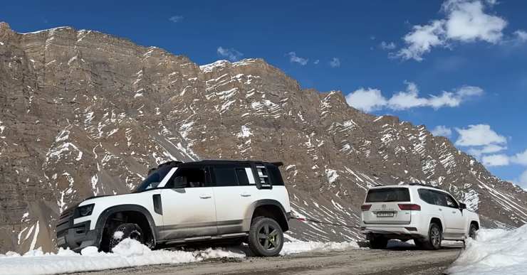 Toyota LC300 rescues Defender