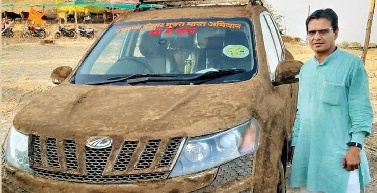 XUV500 plastered with cow dung