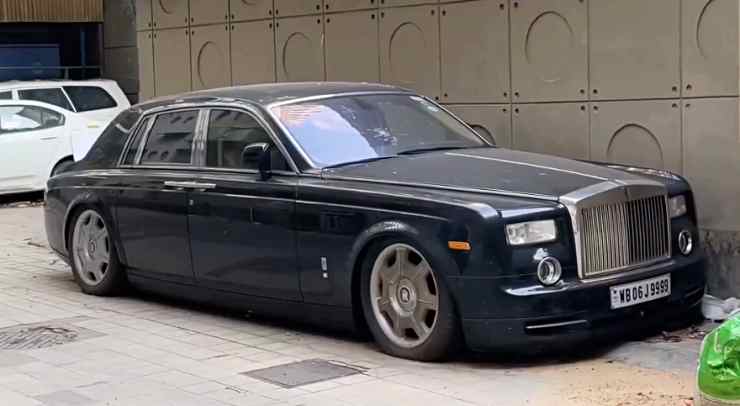 Rolls Royce Phantom abandoned in Kolkata front