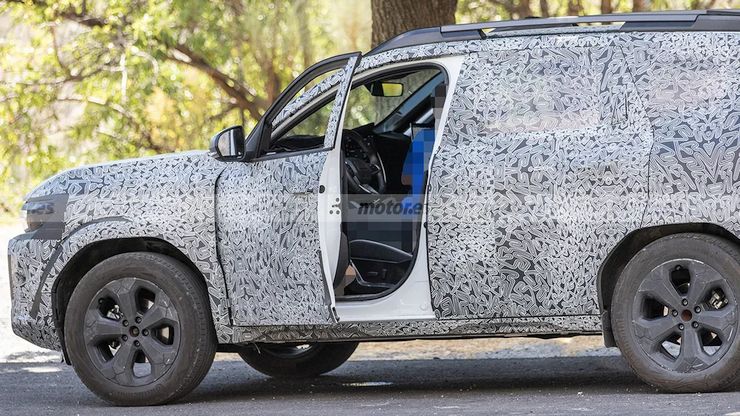 Renault Duster-Based Bigster 7 Seat SUV: New Spy Pics Surface