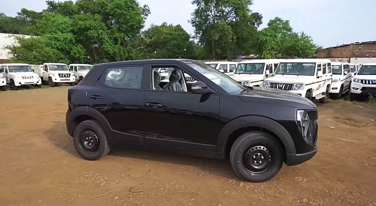 Mahindra XUV3X0 base variant side