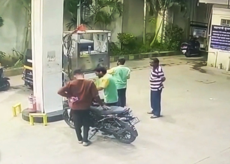 Bajaj-Freedom-CNG-bike-accident-at-pump